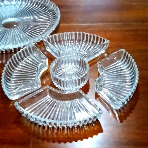 Vintage Large Round Glass Platter w/ 5 Fitted Hors D'Ouevres / Condiments Dishes - Picture 4 of 9